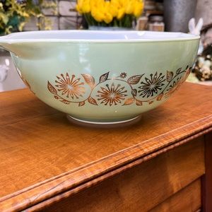 Vintage Pyrex Medalluon bowl
